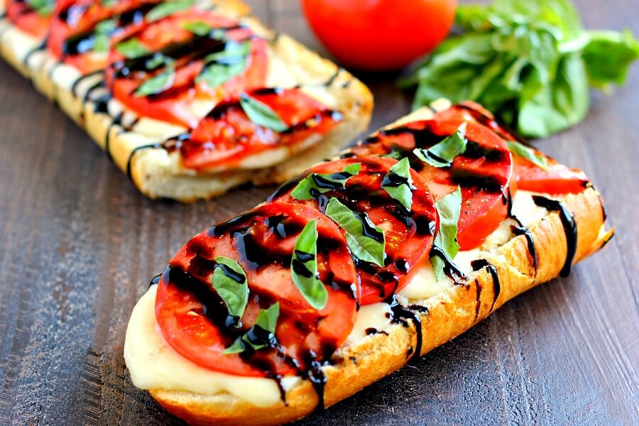 Irresistible Caprese Garlic Bread: Melty Mozzarella, Tomato & Basil